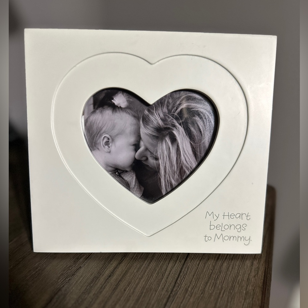 My heart belongs to mommy picture frame. Pet/smoke free home. Adorable!